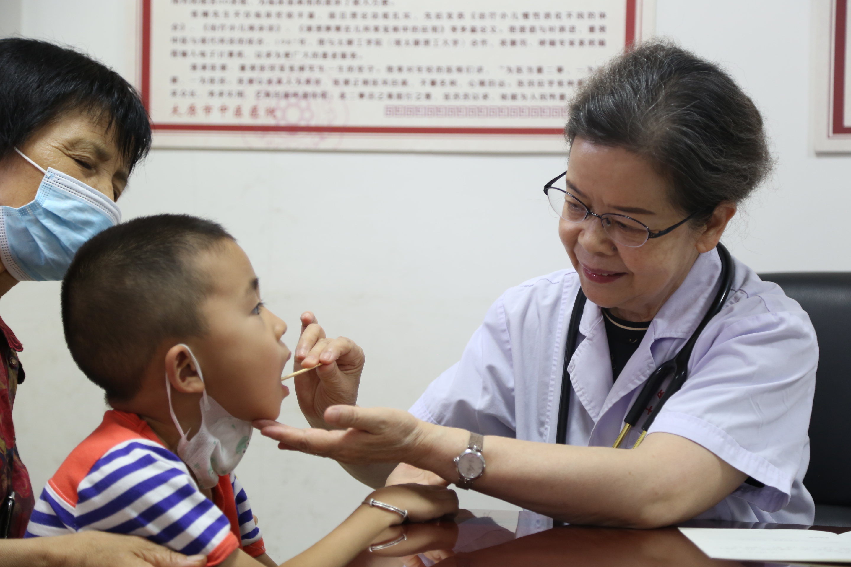 李玉蘭為患兒診治。圖片由太原市衛(wèi)健委提供